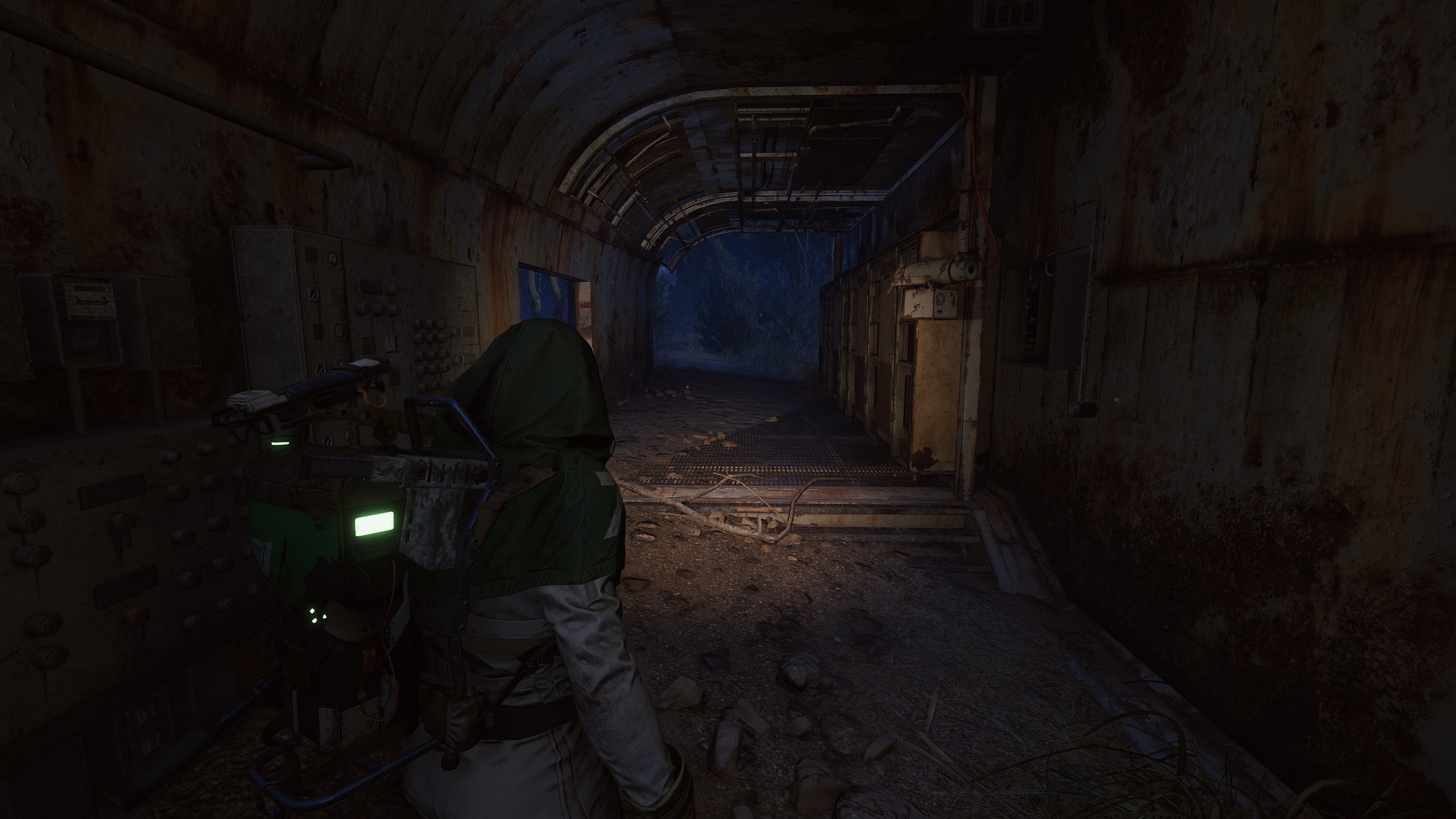 Squad breaching a dark facility